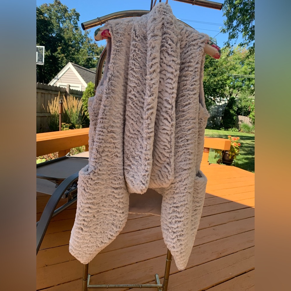 Nordstrom JOLT Grey / White Faux Fur Open Front Sleeveless Vest Juniors Small